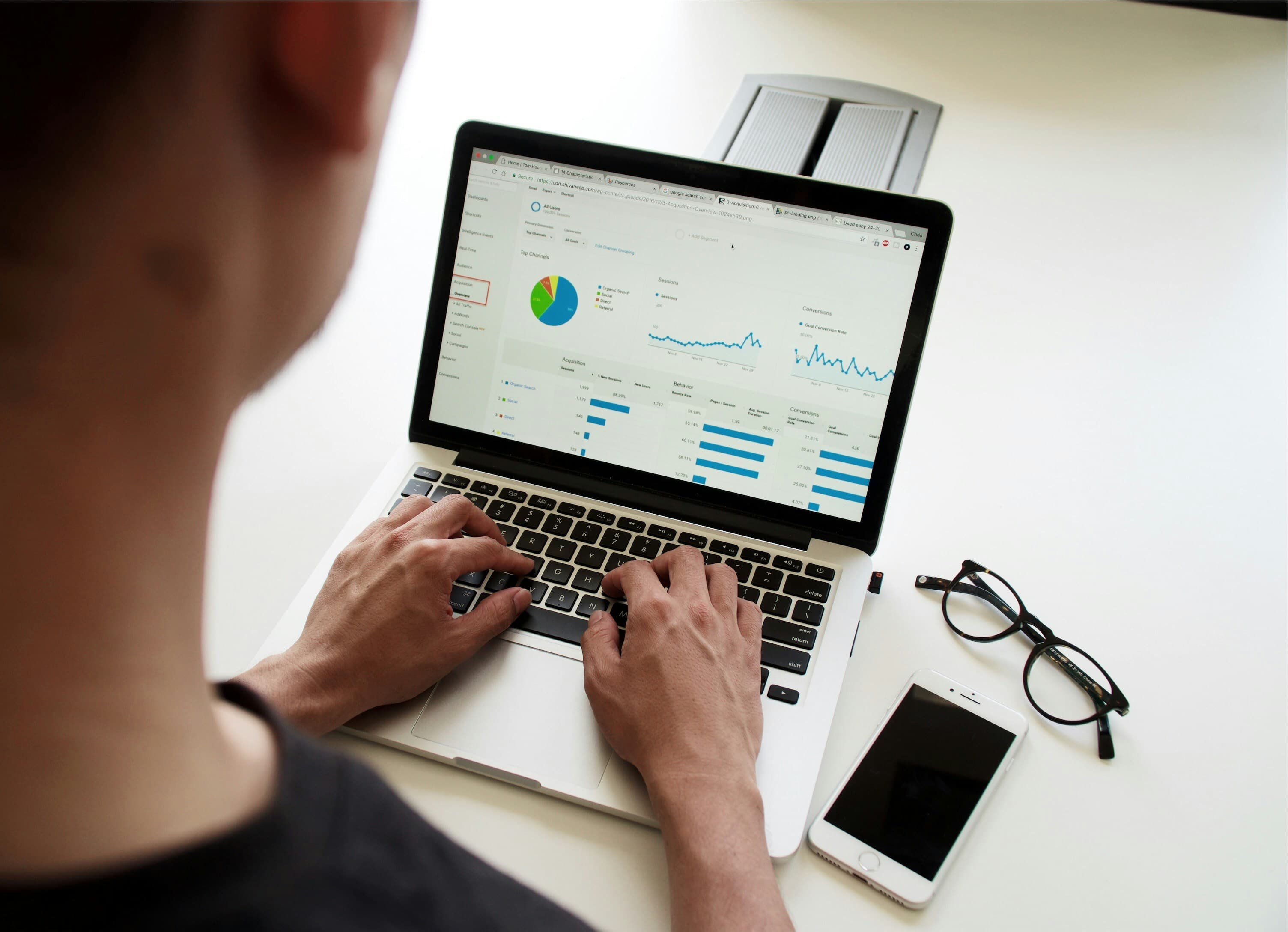 CRM แบบดั้งเดิม vs ระบบอัตโนมัติในการขายด้วย AI: ความแตกต่างด้านเทคโนโลยีที่เปลี่ยนข้อมูลให้เป็นยอดขาย