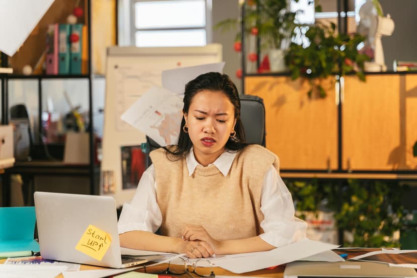 수출 담당자가 텅 빈 이메일 받은편지함을 바라보며 노트북 화면을 응시하는 사무실 장면